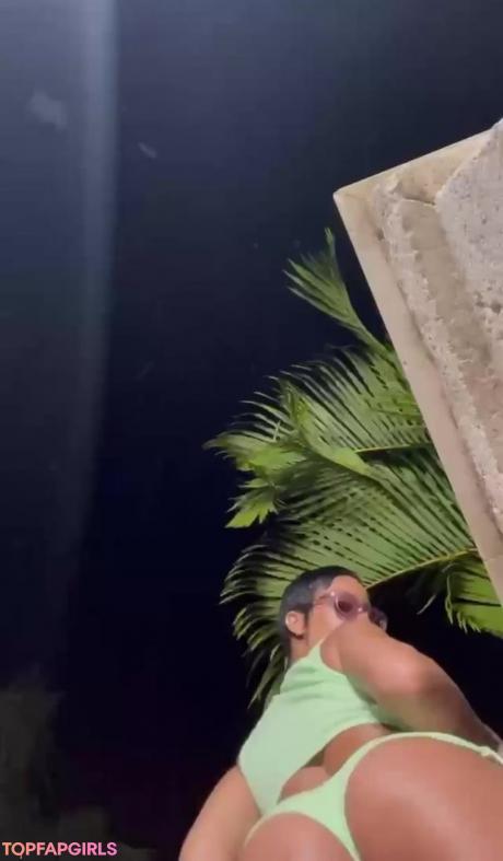 Rihanna nude leaked OnlyFans photo #11