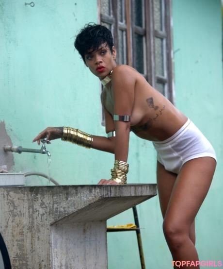 Rihanna nude leaked OnlyFans photo #1332