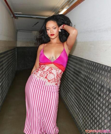 Rihanna nude leaked OnlyFans photo #384