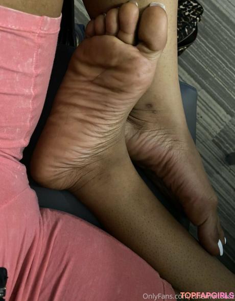 Carameltoesz nude leaked OnlyFans photo #15