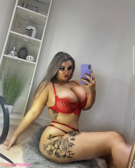 Luna nude leaked OnlyFans pic