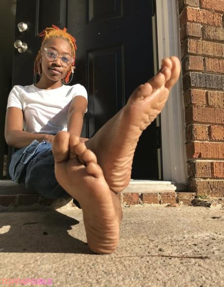 Littleebonyfeet nude leaked OnlyFans photo #16