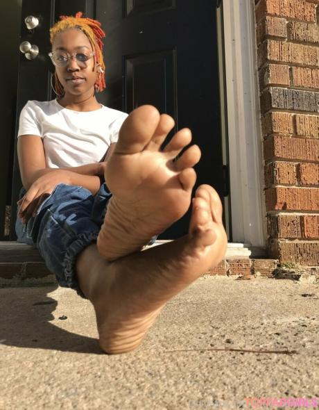 Littleebonyfeet nude leaked OnlyFans photo #18