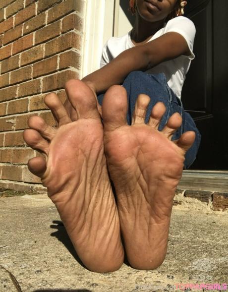 Littleebonyfeet nude leaked OnlyFans photo #29