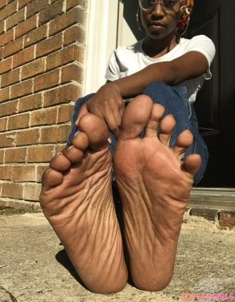 Littleebonyfeet nude leaked OnlyFans photo #30