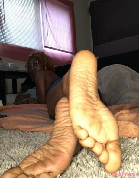 Littleebonyfeet nude leaked OnlyFans photo #38