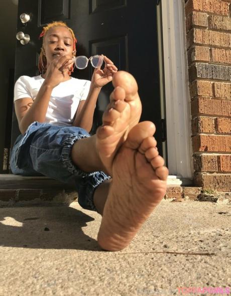 Littleebonyfeet nude leaked OnlyFans photo #8