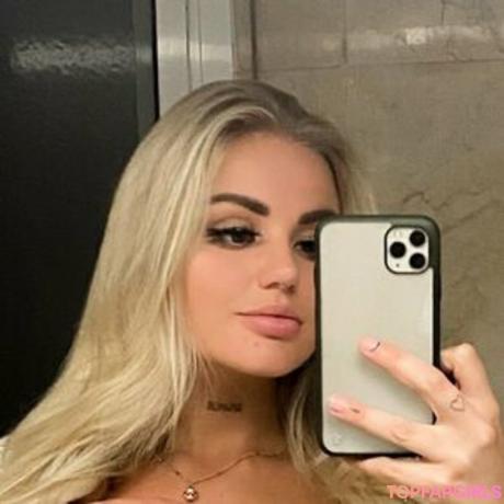 Juliamarkhams nude leaked OnlyFans photo #7