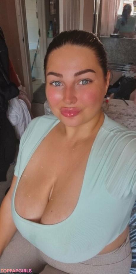 Curvylucina nude leaked OnlyFans photo #3