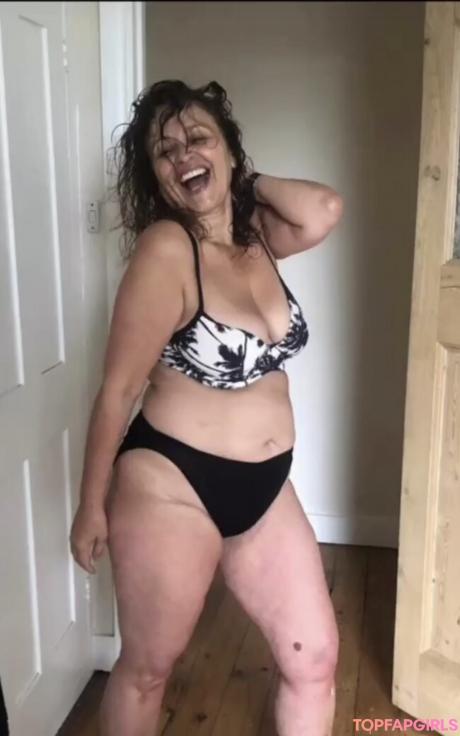 Nadia nude leaked OnlyFans photo #6