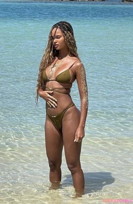 Juliana nude leaked OnlyFans photo #12