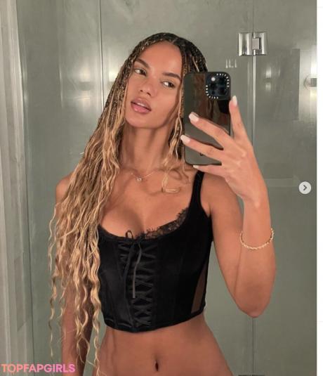 Juliana nude leaked OnlyFans photo #18