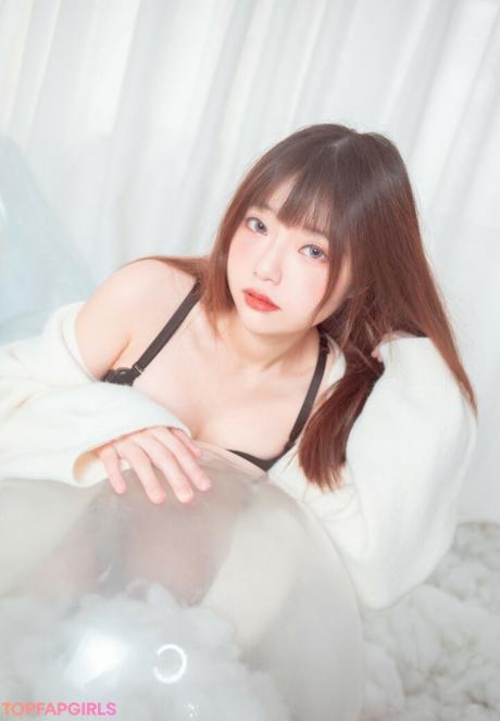Yuanyuan1126 nude leaked OnlyFans photo #4