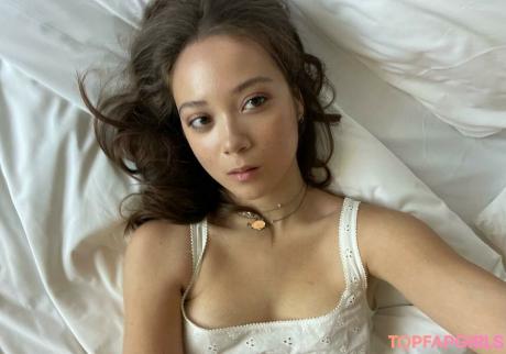 Laufey nude leaked OnlyFans photo #12