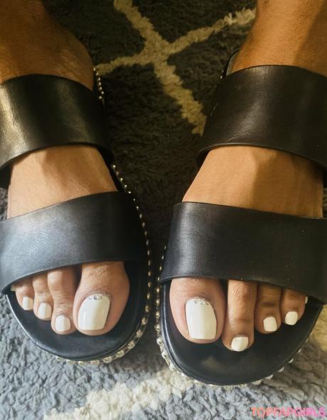 Vee_feet nude leaked OnlyFans photo #13