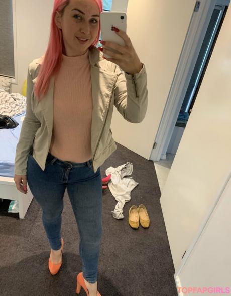 Home-alone-mum nude leaked OnlyFans photo #136