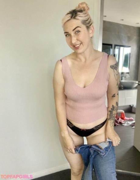 Home-alone-mum nude leaked OnlyFans photo #170