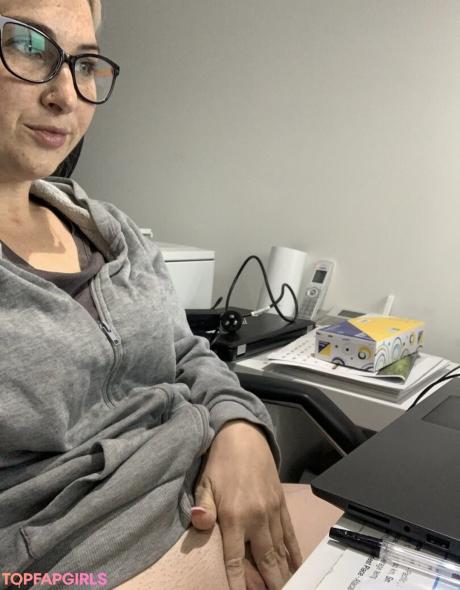 Home-alone-mum nude leaked OnlyFans photo #188