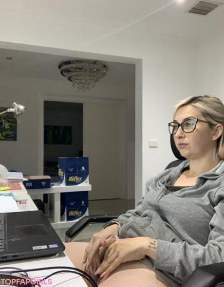 Home-alone-mum nude leaked OnlyFans photo #189
