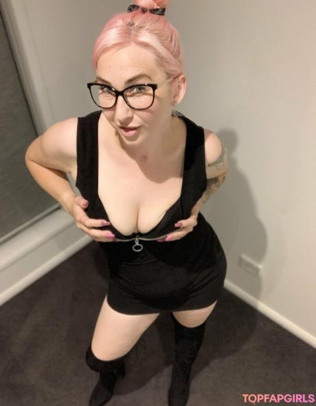 Home-alone-mum nude leaked OnlyFans photo #57