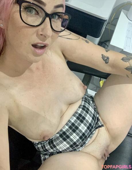 Home-alone-mum nude leaked OnlyFans photo #66