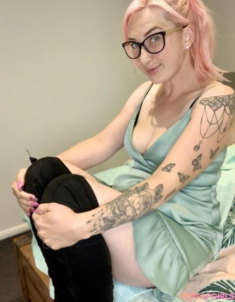 Home-alone-mum nude leaked OnlyFans photo #76