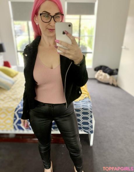 Home-alone-mum nude leaked OnlyFans photo #85